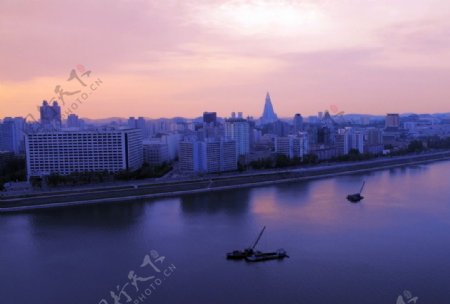 朝鲜平壤晚霞映照下的城市美景图片