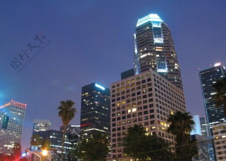 洛杉矶夜色下的金融区图片
