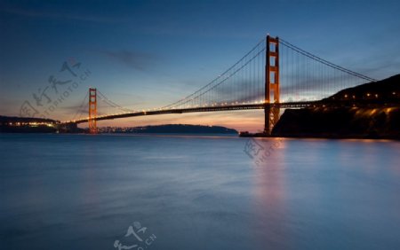旧金山暮色下的金门大桥图片