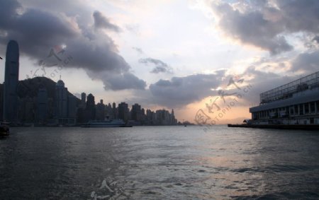 香港尖沙嘴码头夕阳下的香港海湾图片
