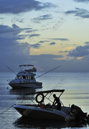 毛里求斯路易港晨曦中的海面图片