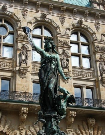 德国汉堡市政厅前的雕塑图片
