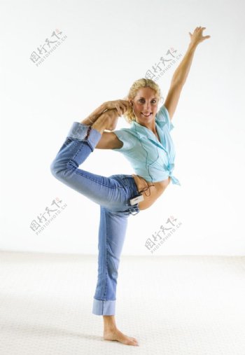 体操健身单腿独站的美女图片