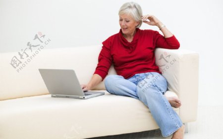 老年妇女玩笔记本电脑图片