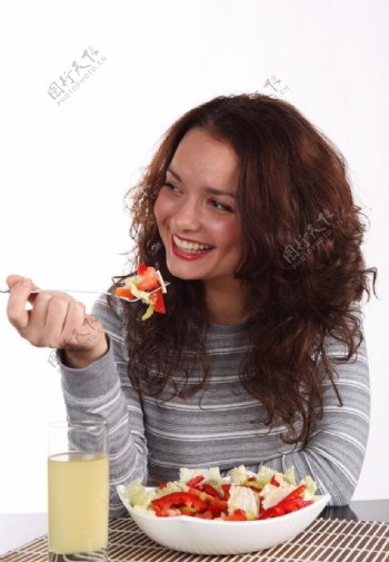 喝果汁吃沙拉的女女图片