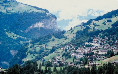 奥地利阿尔卑斯山下的小镇图片
