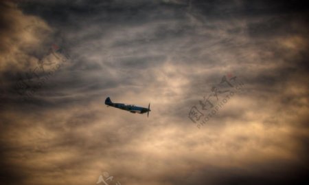 乌云飞机图片
