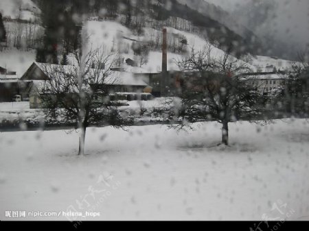 瑞士窗外细雨图片