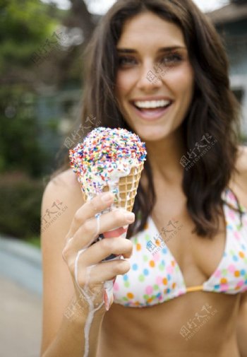 吃冰淇淋的美女图片