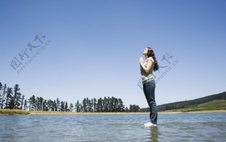 水面上的女人图片