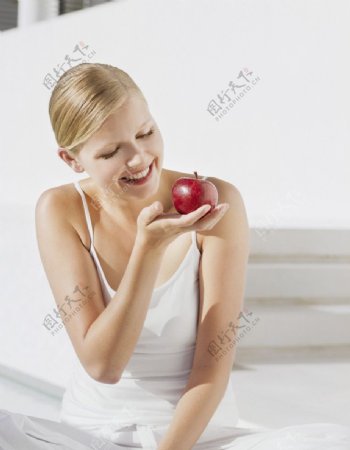手拿苹果的少女图片