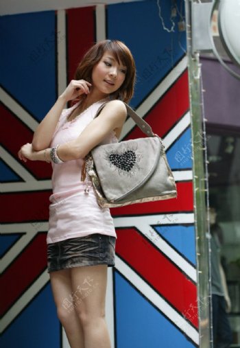 2010时尚女包模特照图片