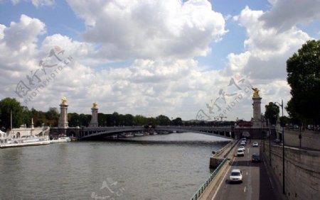 蓝天白云下的巴黎塞纳河图片