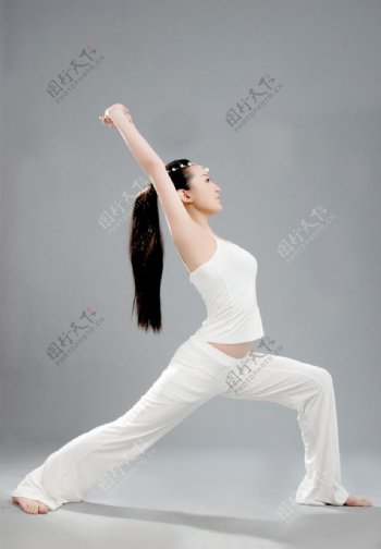 瑜伽美女立式展胸式图片