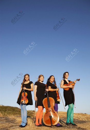 拿着大提琴和小提琴女演奏家合影图片
