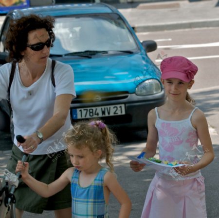 法国第戎街上的母亲和孩子们图片