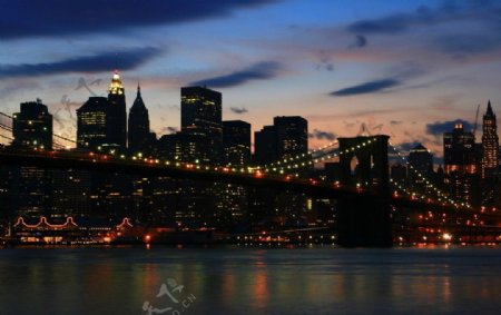 纽约曼哈顿下区布鲁克林大桥夜景图片
