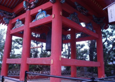 日本寺庙的钟楼图片