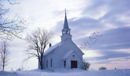 雪中教堂图片
