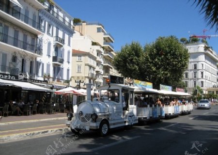 法国戛纳观光车街道房子天空游人蓝色图片