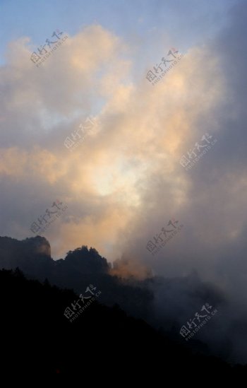 云雾下的黄山图片