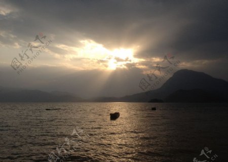 泸沽湖情人摊的夕阳图片