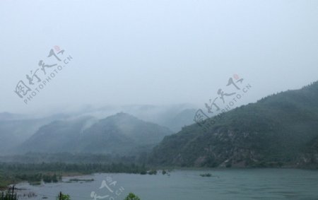 潭溪山雾气图片