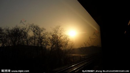 列车上的晨曦图片