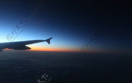 飞机晨光图片