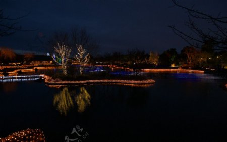 日本东京迪士尼乐园夜景流光彩影图片