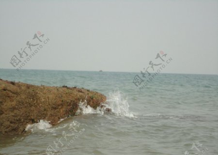 刘公岛海岸的浪花图片