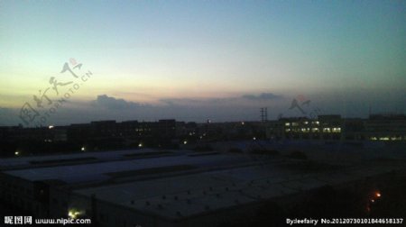 夜幕降临工业区楼顶图片