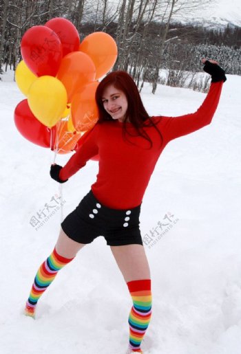 雪天长筒袜彩色飞扬气球树林图片