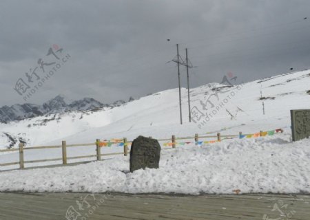 雪山下的道路图片