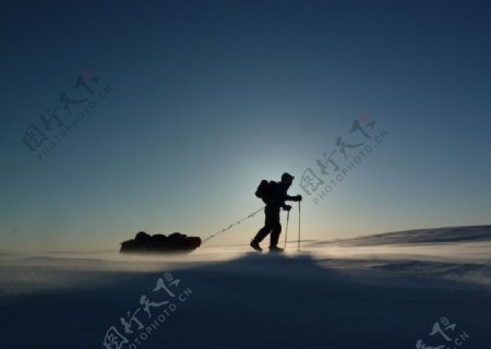 在雪地上探险的科考队员图片