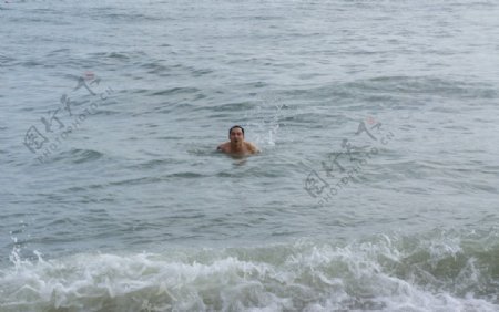 海边游泳图片