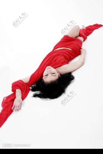 躺着的红衣女人图片
