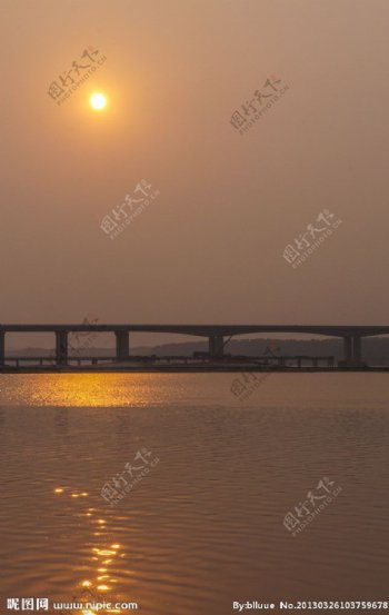金色黄昏大桥图片