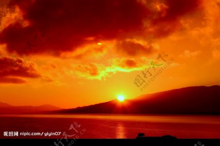 赛里木湖落日图片