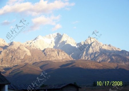 远眺玉龙雪山图片