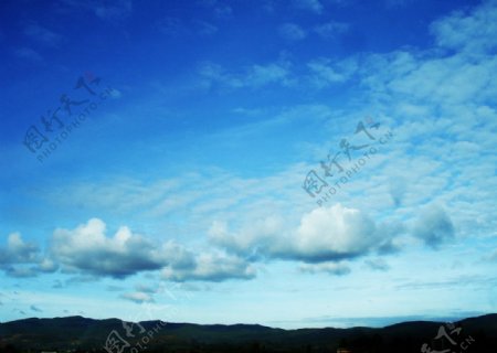 天空与丘陵图片