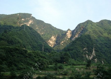 夕阳下的秦岭山谷图片