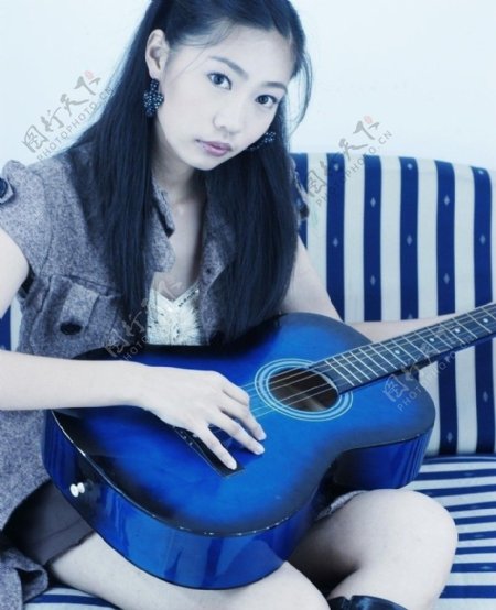 吉他姑娘图片