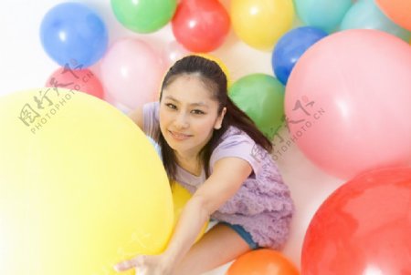 彩色气球中的快乐女大学生图片