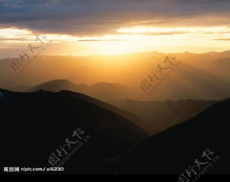 高山上的晨光图片