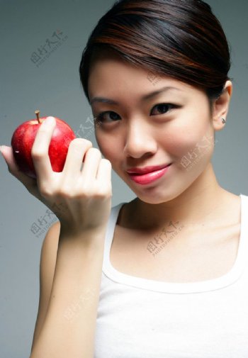 手拿苹果的美女图片