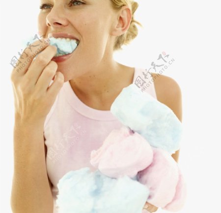 吃棉花糖的女人图片