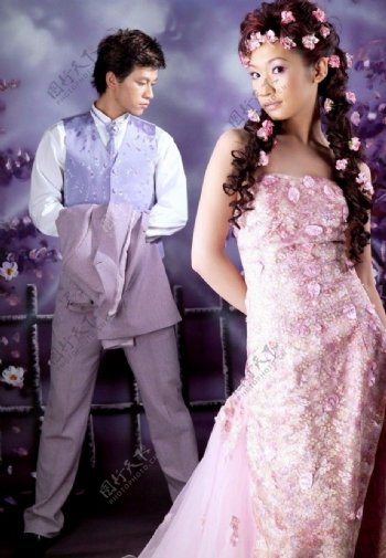紫色调的婚纱照图片