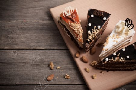 木板上的巧克力蛋糕图片