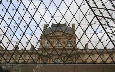 卢浮宫玻璃金字塔内部图片